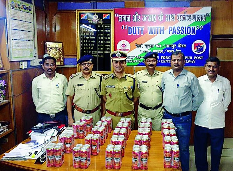 90 bottles of beer seized in the Swarnajayanti Express in Nagpur | नागपुरात स्वर्णजयंती एक्स्प्रेसमध्ये बीअरच्या ९६ बाटल्या जप्त 
