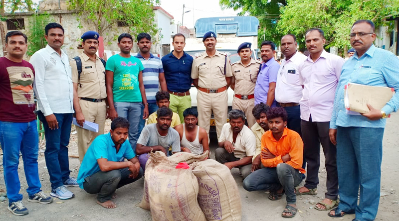 200 bags of rice stolen from the cargo hold near Solapur | मालगाडीतून चोरलेला २०० पोती तांदूळ सोलापूरजवळ पकडला