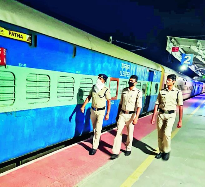 RPF inspects 66 trains in two days | दोन दिवसात आरपीएफने केली ६६ रेल्वेगाड्यांची तपासणी 