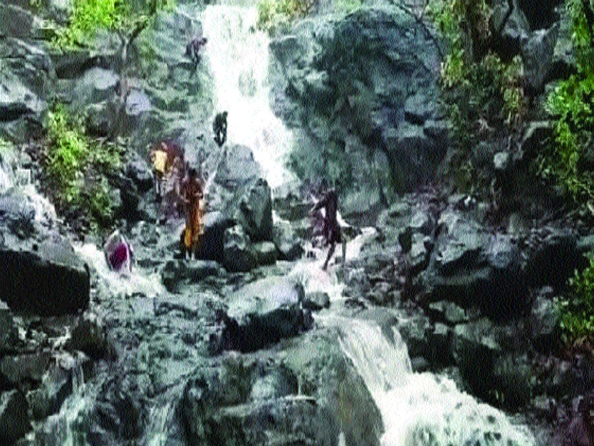 waterfall in the Wagoba pass | दमदार हजेरीने वाघोबा खिंडीतील धबधबा सुरू