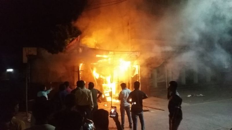 Three shops set on fire on Durga talkies road in Wardha | वर्ध्यात दुर्गा टॉकिज मार्गावरील तीन दुकानांना आग