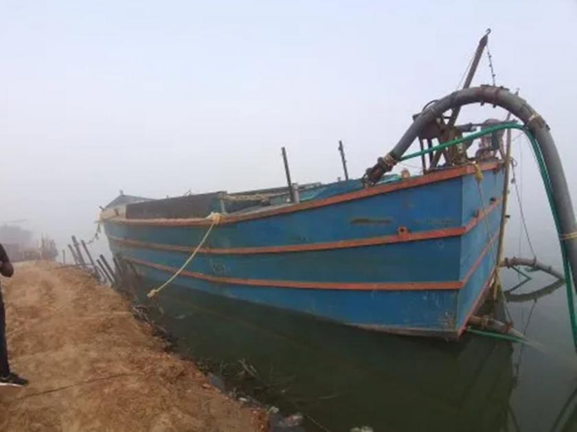 16 gelatin sticks, 17 detonators found in illegal sand dredging boats | अवैध रेती उपसा करणाऱ्या बोटींमध्ये मिळाल्या १६ जिलेटिन कांड्या, १७ डिटोनेटर