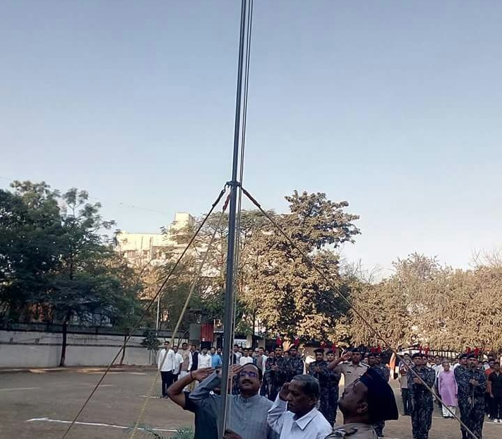 MLA flag hoisting at RSS headquarters | संघ मुख्यालयात आमदाराने केले ध्वजारोहण