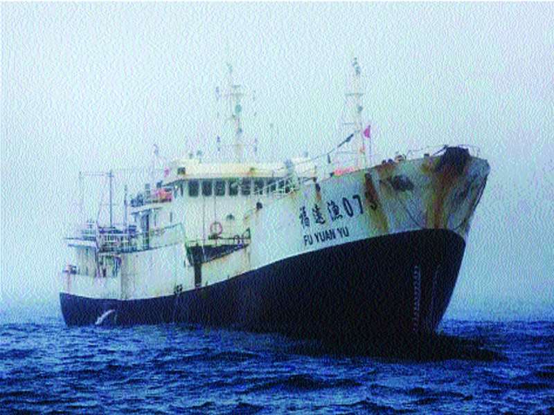 10 Chinese fishing boats infiltrate into Ratnagiri sea? | मासेमारी करणाऱ्या १० चिनी जहाजांची रत्नागिरी समुद्रात घुसखोरी?