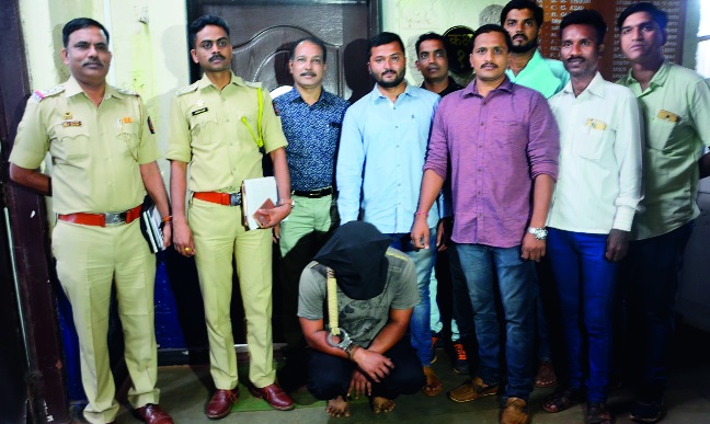 One shot dead in Ratnagiri and the accused Kiran Panchakatti, arrested in 24 hours | रत्नागिरीत एकाचा गोळ्या घालून खून , आरोपी किरण पंचकट्टीला २४ तासात अटक
