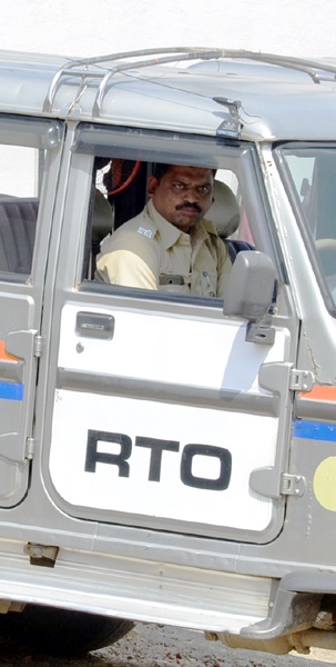 Used to ride a seat belt; The memo of the RTO jeep driver in Solapur | सीटबेल्ट न लावता गाडी चालविली; सोलापुरातील आरटीओच्या जीप चालकास मेमो