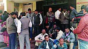 RTO employees' stance agitation in Nagpur | नागपुरात आरटीओ कर्मचाऱ्यांचे ठिय्या आंदोलन