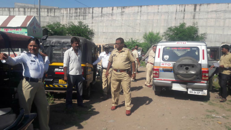 Action on illegal rickshaw transport in Solapur city, 17 ransom penalties | सोलापूर शहरात अवैध रिक्षा वाहतुकीवर कारवाई, १७ रिक्षांना ठोठावला दंड
