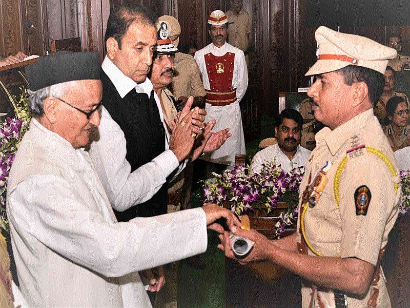 Medal conferred on police officer-staff | राज्यपालांच्या हस्ते पोलीस अधिकारी-अंमलदारांना पदक प्रदान