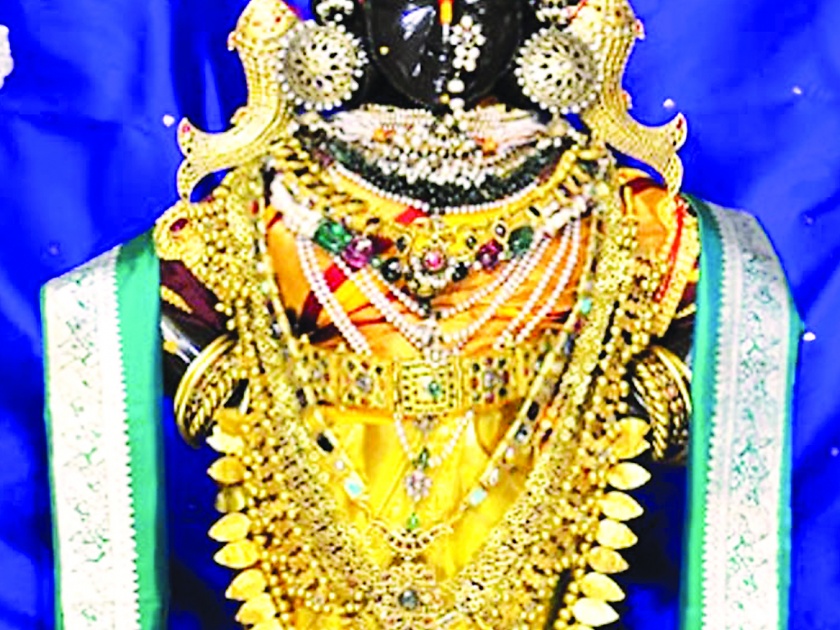 Two and a half kg gold sari to Rukminimat of Pandharpur | पंढरपूरच्या रुक्मिणीमातेस अडीच किलो सोन्याची साडी