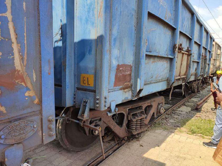 Nagpur | A freight train derailed; Incident near Kalmana Yard | Nagpur | मालगाडी रुळावरून घसरली; कळमना यार्डजवळील घटना