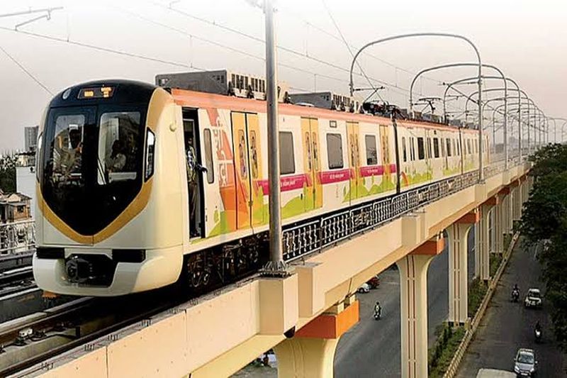 Metro train runs at the speed of 80 in Nagpur! |  नागपुरात  ८० च्या वेगात धावली मेट्रो रेल्वे! 