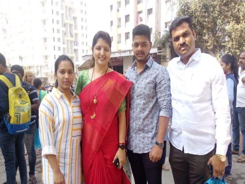 Rupali Chakankar on examination center for gave best wishes to student | राष्ट्रवादी काँग्रेस पक्षाच्या व्यस्त कामातून वेळ काढत शुभेच्छा देण्यासाठी ’आई ’ परीक्षा केंद्रात