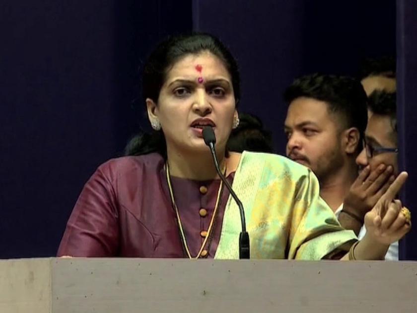 Video : Rupali Patil maintains MNS's 'Hatke' tradition; Candidature application filed 'this' style in Pune | Video : मनसेची 'हटके' परंपरा कायम; पुण्यात रुपाली पाटील यांनी 'असा' केला उमेदवारी अर्ज दाखल 