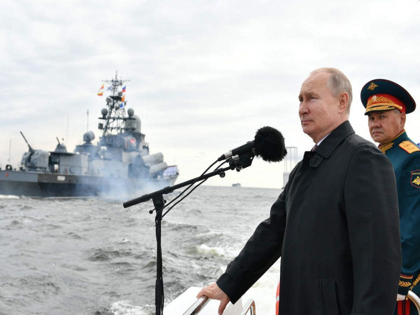 Russian warships in the Indian Ocean! If help is needed, Putin is hoping to India.. | हिंदी महासागरात रशियाच्या युद्धनौका! मदत लागली तर पुतीन भारताकडे आशा ठेवून..