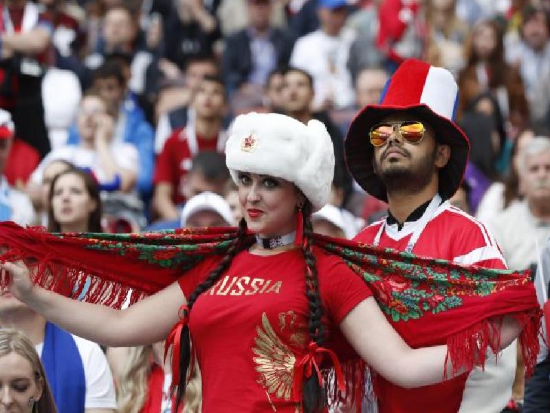 Fifa World Cup 2018: Fans who are competing to get the number of Russian women | Fifa World Cup 2018 : गोल मोजण्यात नाही तर रशियन तरुणींचे नंबर मिळवण्यात बिझी आहेत फॅन्स 