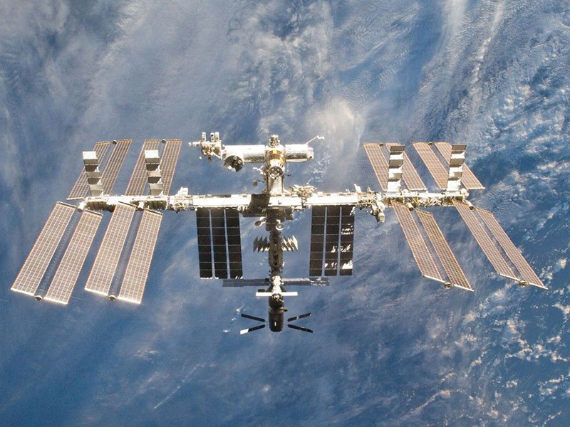 Russia: Hole in space station was likely act of sabotage | रशियाच्या स्पेस सेंटरमध्ये छिद्र; पूर्वनियोजित कट?