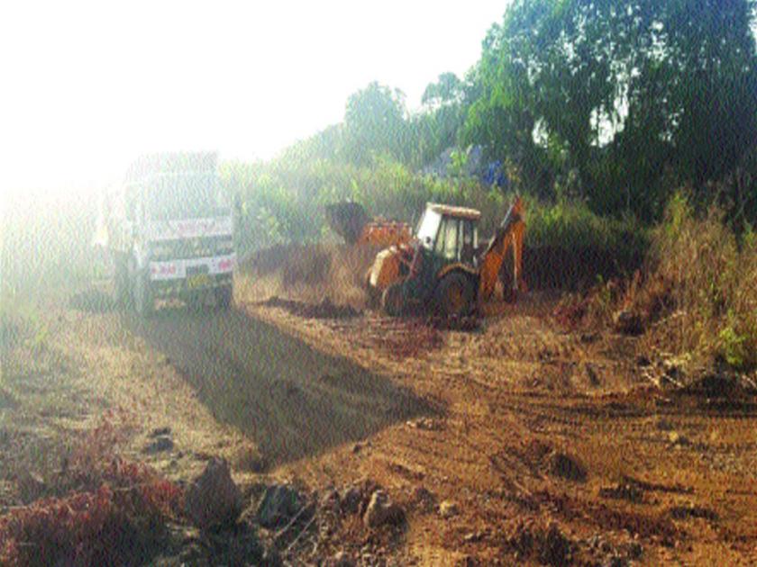 Excavation of the Saras mud on mountain range in Panvel taluka | पनवेल तालुक्यात डोंगर पोखरून सर्रास माती उत्खनन