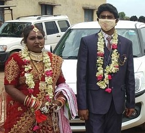 The wedding ceremony was held on the border of Maharashtra and Andhra | महाराष्ट्र व आंध्रच्या सीमेवर येऊन 'असा' पार पडला विवाहसोहळा