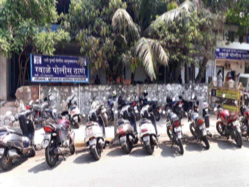 Police in Navi Mumbai are also facing the issue of parking; Vehicles on the road | नवी मुंबईत पोलिसांनाही भेडसावत आहे पार्किंगचा प्रश्न; रस्त्यावर वाहने