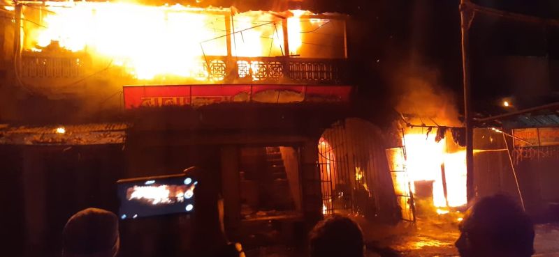 Two commercial establishments fire in Wardha | वर्ध्यात दोन व्यावसायिक प्रतिष्ठानांना आग