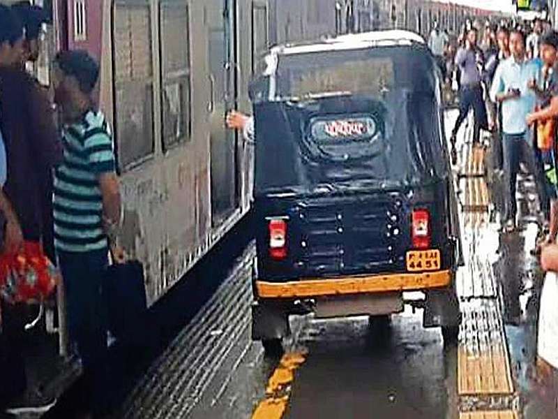 Rickshaw driver lodged a crime who drive on railway platfor | रिक्षा चालकावर गुन्हा दाखल, रेल्वे प्लॅटफॉर्मवर नेली होती रिक्षा