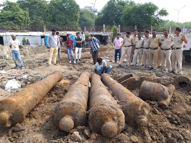 200 years old 4 canon found at at Kasturchand Park in Nagpur | नागपुरातील कस्तुरचंद पार्कवर सापडल्या २०० वर्षे जुन्या ४ तोफा