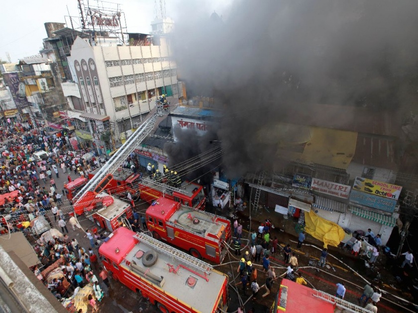 Fire at Sitabuldi bazar Nagpur, chaos in the market during shopping rush, 10 Control of fire through fire tenders | सीताबर्डी बाजारात आगडोंब, खरेदीच्या गर्दीवेळी धावपळ