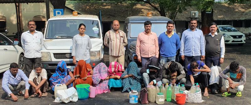 58 liters of indigenous liquor seized in Nagpur; 13 accused in custody | नागपुरात ५८ लिटर देशी दारू जप्त; १३ आरोपी ताब्यात