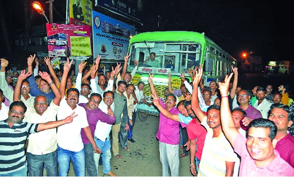  ST transport goes smoothly: Shutdown of Kolhapur employees | एस.टी.ची वाहतूक सुरळीत - संप मागे : कोल्हापूर कर्मचाऱ्यांचा जल्लोष