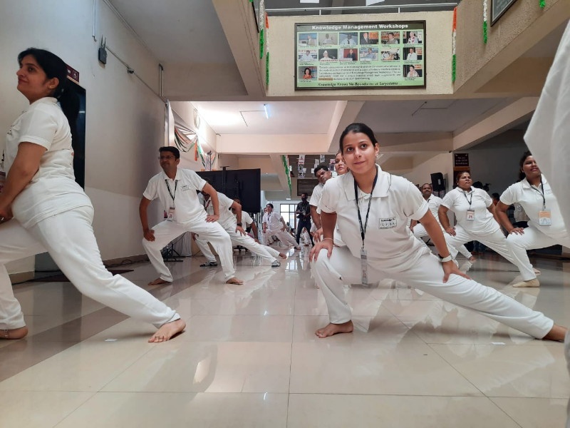 In Pune, 100 people practiced yoga for two hours in a row to the tune of patriotic songs | पुण्यात देशभक्तीपर गीतांच्या तालावर १०० लोकांनी सलग दोन तास केली योगासने