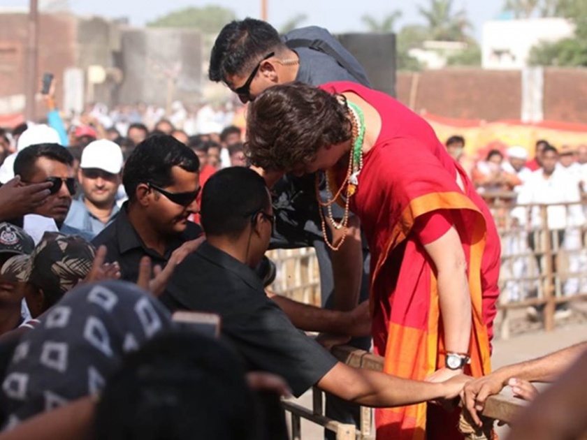 Lok Sabha Election 2019 when the Priyanka Gandhi crosses the three-foot barricades | ...जेंव्हा तीन फूट बॅरिकेट्स ओलांडून प्रियंका गांधी पुरवतात सेल्फीचा हट्ट