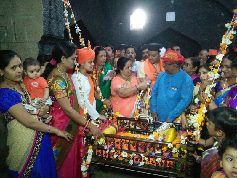 people celebrated shivjaynati by Traditionally way on Shivneri fort | शिवनेरीवर पारंपारिक पध्दतीने शिवजयंती उत्साहात साजरी 
