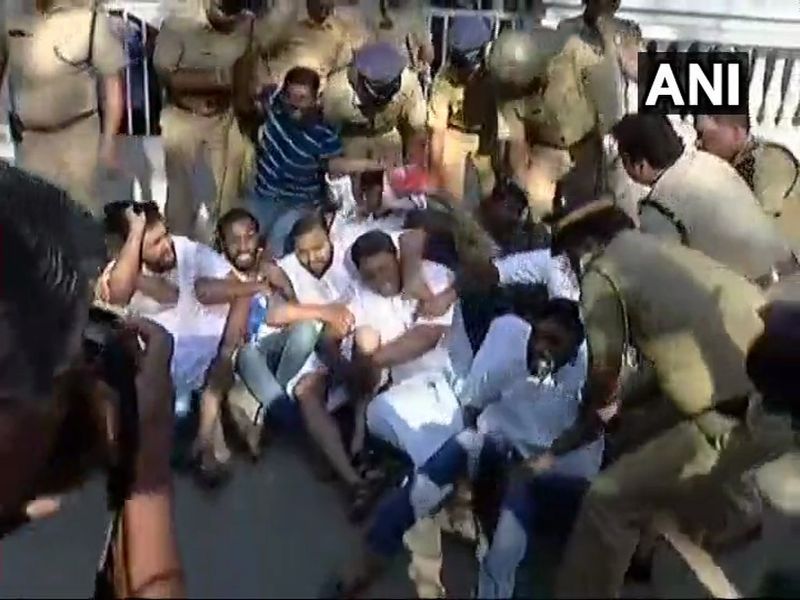 Police Arrest Over 745 For Sabarimala Violence | Sabarimala Temple : केरळमध्ये हिंदू संघटनांचे हिंसक आंदोलन, 745 जणांना अटक