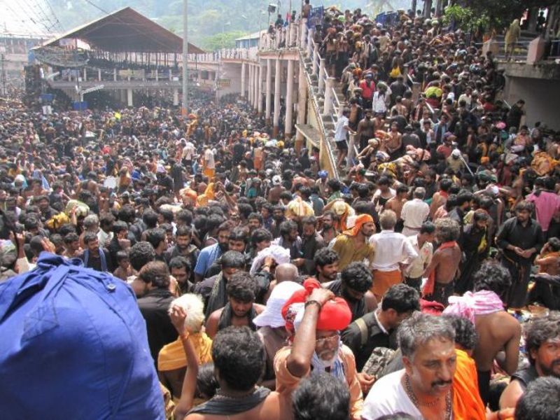 Sabarimala Temple : kerala people protests against supreme court verdict on sabarimala temple | Sabarimala Temple : महिला प्रवेशाविरोधात हिंदुत्ववादी संघटना रस्त्यावर