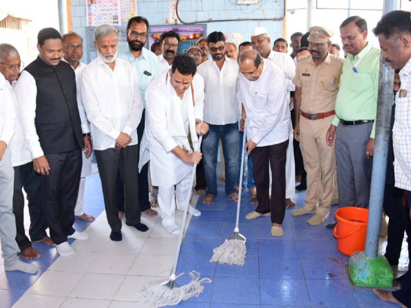 Vikhe Patals cleaned the temples in Kopargaon; | विखे पाटलांनी केली कोपरगावातील मंदिरांत स्वच्छता; हनुमान चालीसा पठण
