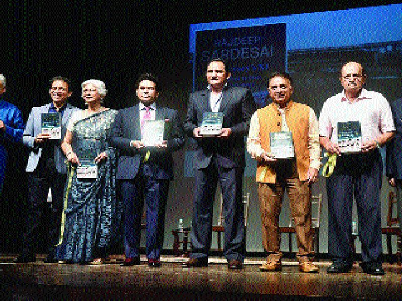 Kapildev gives confidence to players, publishes Rajdeep Sardesai's book 'Democracy Illusion' | कपिलदेवने खेळाडूंना विश्वास दिला, राजदीप सरदेसाई यांच्या ‘डेमोक्रॉसी ईलेव्हन’ पुस्तकाचे प्रकाशन