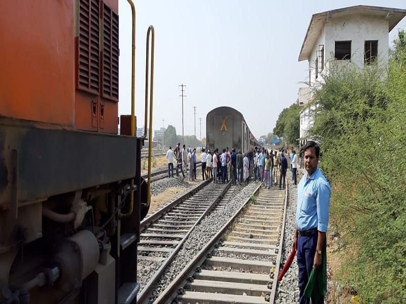 aurangabad sachkhand express engine running some distance leaving behind railway bogies | धावत्या सचखंड एक्स्प्रेसचे निघाले इंजिन 
