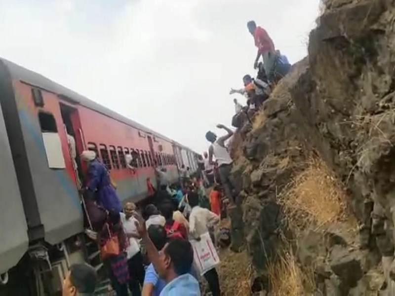 Passengers jumped from Sachkhand Express due to fire rumors | आगीच्या अफवेने सचखंड एक्स्प्रेसमधून बाहेर पडण्यासाठी प्रवाशांच्या उड्या 