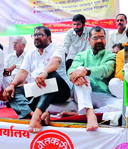  Raiyat Kranti Sanghatana organization is ruined! Sadbhau disheartened: BJP-Shiv Sena alliance result | रयत क्रांती संघटनेचा आलेख ढासळतोय! सदाभाऊ अस्वस्थ : भाजप-शिवसेना युतीचा परिणाम