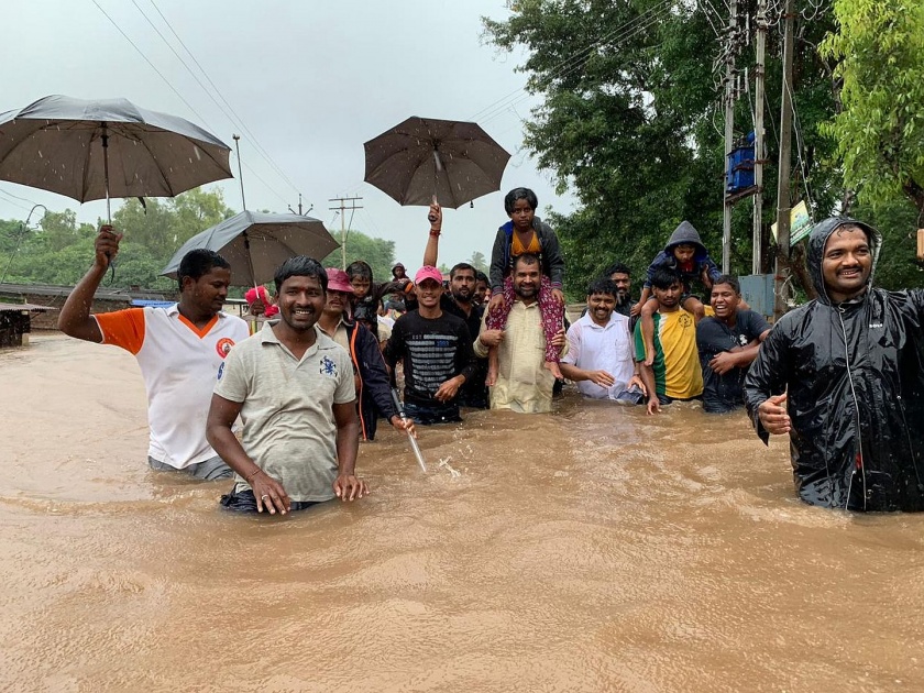 Sadbhau Khot visits flood affected villages | पूरग्रस्तांच्या मदतीसाठी सदाभाऊ खोत उतरले पाण्यात