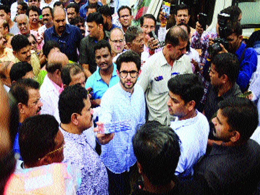  Aditya Thackeray sends a team of 4 doctors to Thane for help with flood victims | पूरग्रस्तांच्या मदतीसाठी ठाण्यातून ७० डॉक्टरांचा चमू रवाना - आदित्य ठाकरे