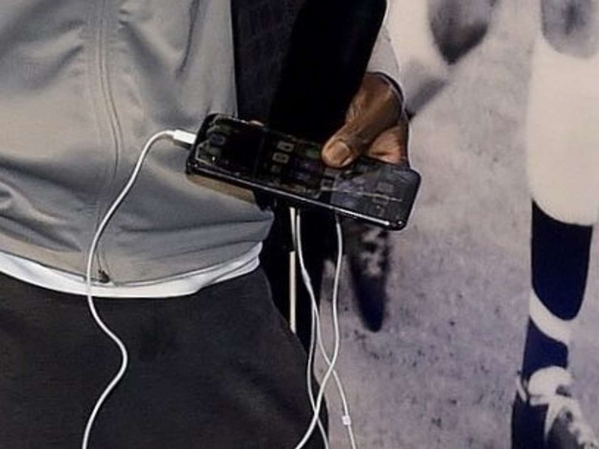 Football Player Sadio Mane pictured with broken phone, But why? | अब्जावधीत खेळतो, तरीही हा दिग्गज खेळाडू फुटका मोबाईल वापरतो