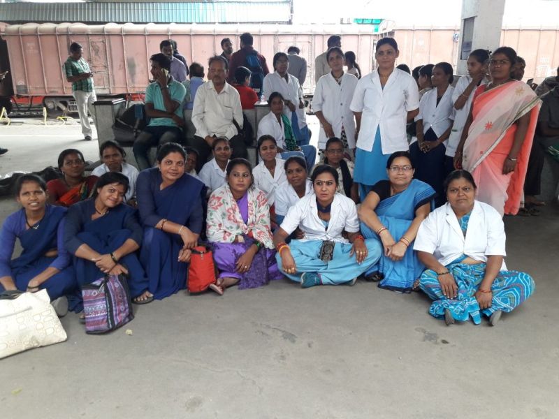 Cleanliness drive of employees with hunger at Nagpur railway station | नागपूर रेल्वेस्थानकावर उपाशीपोटी कर्मचाऱ्यांचे सफाई अभियान