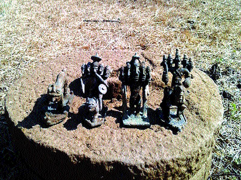  The ancient idols found in the village of Lalthane in Safali are excavated | सफाळ्यातील लालठाणे गावात खोदकामात सापडल्या पुरातन मूर्ती