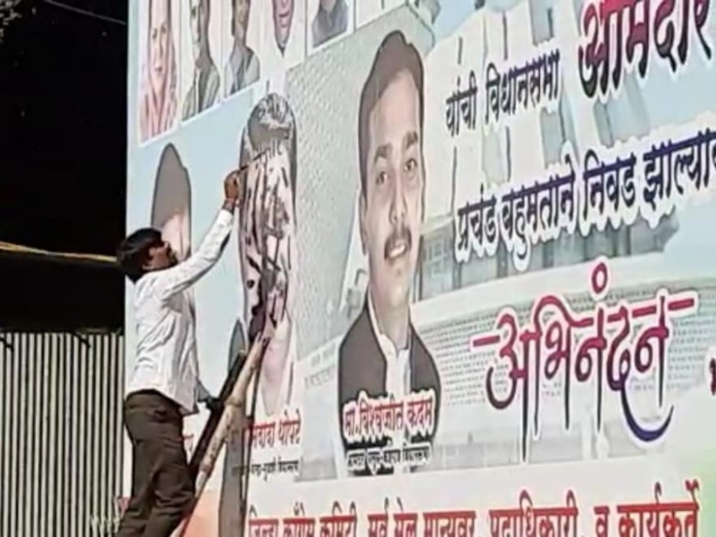 In the Congress Bhavan, the image of Bhor MLA Sangram Thapte was blackened by congress activist | काँग्रेस भवनमध्ये संग्राम थोपटेंच्या प्रतिमेला काळे फासले 