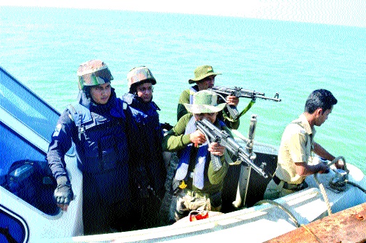  Sindhudurg, Ratnagiri coastline security; Police Superintendence Campaign: Review of the sea safety review | सिंधुदुर्ग, रत्नागिरी किनारपट्टीवर सुरक्षा ; पोलिसांची अतिदक्षता मोहीम : सागरी सुरक्षेचा घेतला आढावा