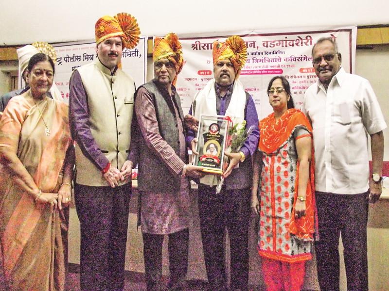 awaken history is Power of poets : Sadanand More; Pramod Aadkar honored in Pune | कवींमध्ये इतिहास जागवण्याची ताकद : सदानंद मोरे; प्रमोद आडकर यांचा पुण्यात सन्मान
