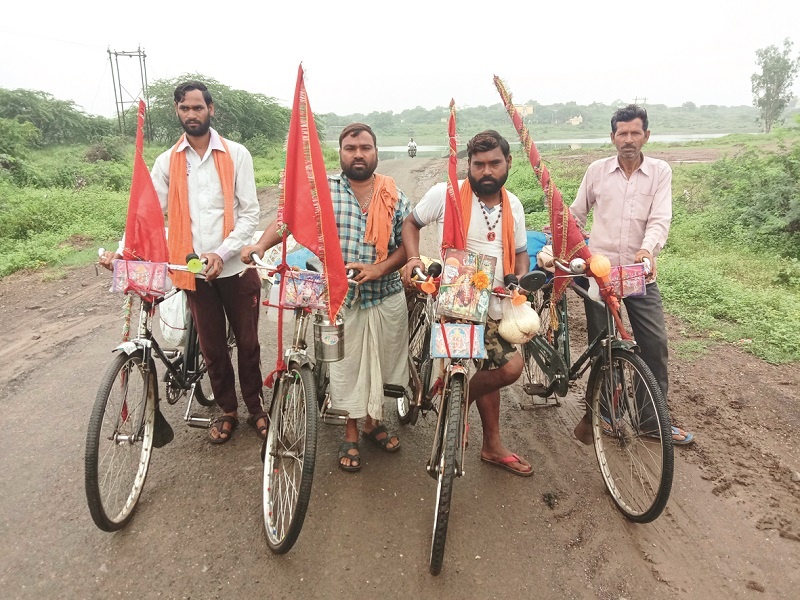 Lucknow to Shirdi cyclists from Uttar Pradesh; Every day they have to travel for 3 kilometers | उत्तर प्रदेशातील साईभक्तांची लखनऊ ते शिर्डी सायकल वारी; रोज करतात ४० किलोमीटरचा प्रवास