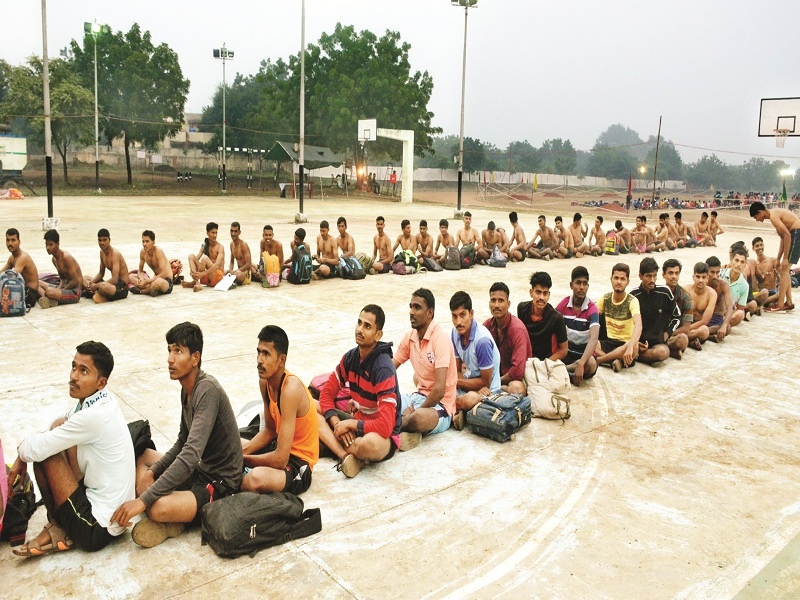 Ground test conducted by 40,000 youths for army recruitment at Parbhani | परभणी येथे सैन्य भरतीसाठी ४० हजार युवकांनी दिली मैदानी चाचणी